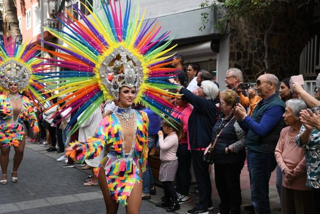 Fotos: El ritmo y el color marcan el pasacalles del carnaval de Las Palmas de Gran Canaria