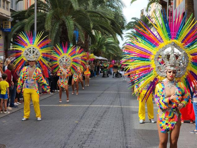 Fotos: El ritmo y el color marcan el pasacalles del carnaval de Las Palmas de Gran Canaria
