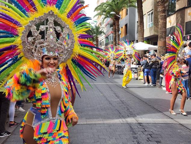 Fotos: El ritmo y el color marcan el pasacalles del carnaval de Las Palmas de Gran Canaria