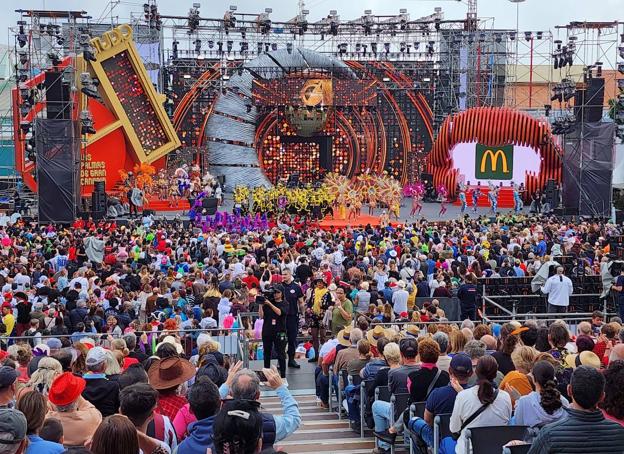 Fotos: El ritmo y el color marcan el pasacalles del carnaval de Las Palmas de Gran Canaria