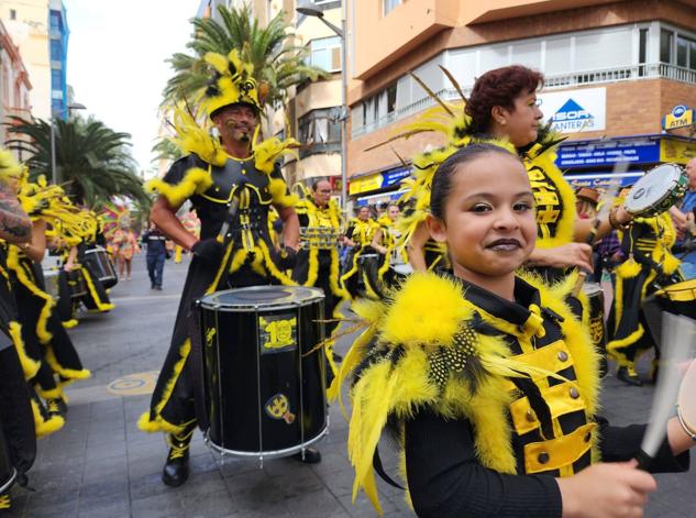 Fotos: El ritmo y el color marcan el pasacalles del carnaval de Las Palmas de Gran Canaria