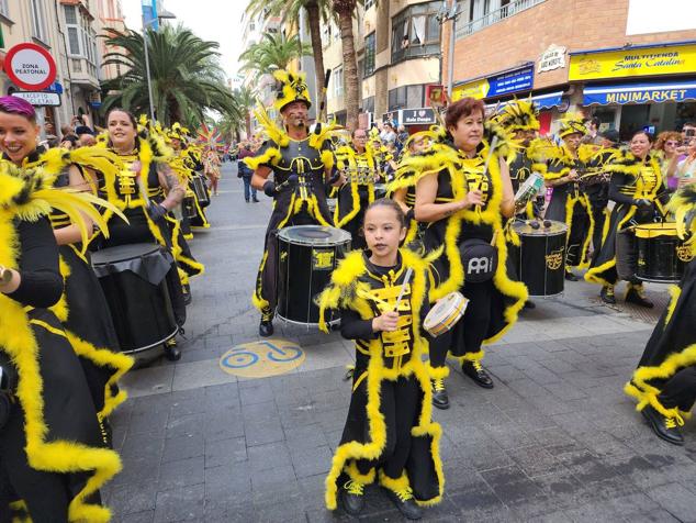 Fotos: El ritmo y el color marcan el pasacalles del carnaval de Las Palmas de Gran Canaria