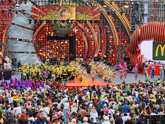 Fotos: El ritmo y el color marcan el pasacalles del carnaval de Las Palmas de Gran Canaria