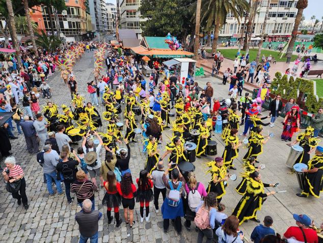 Fotos: El ritmo y el color marcan el pasacalles del carnaval de Las Palmas de Gran Canaria