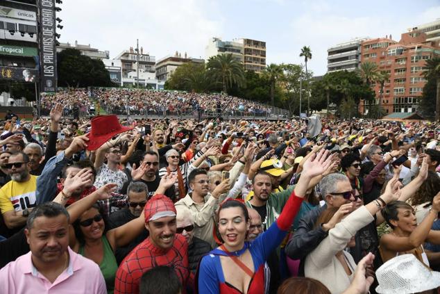 Fotos: El ritmo y el color marcan el pasacalles del carnaval de Las Palmas de Gran Canaria