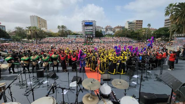 Fotos: El ritmo y el color marcan el pasacalles del carnaval de Las Palmas de Gran Canaria