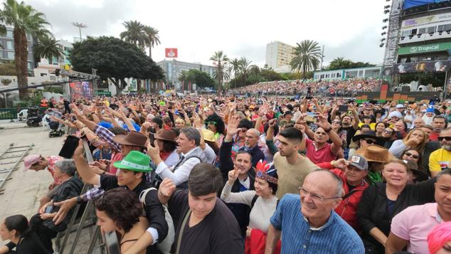 Fotos: El ritmo y el color marcan el pasacalles del carnaval de Las Palmas de Gran Canaria