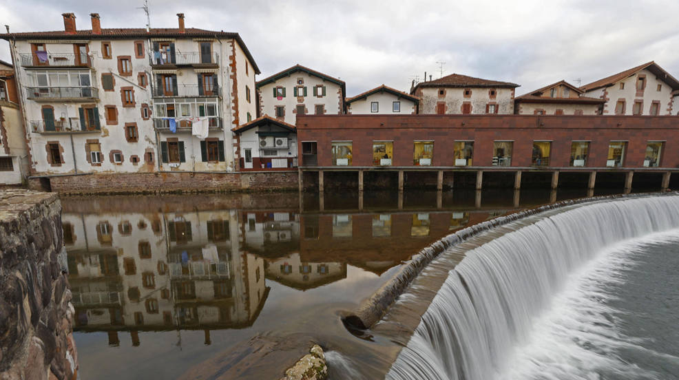 Vista de un azud en el río Baztán a su paso por Elbete, Navarra. Expertos de España y Francia trabajarán conjuntamente para mejorar el hábitat de especies en situación crítica que habitan en cinco cuencas del Golfo de Vizcaya a través del proyecto Life Kantauribai, cofinanciado con fondos europeos y que centrará gran parte de su presupuesto en el derribo y permeabilización de presas. 