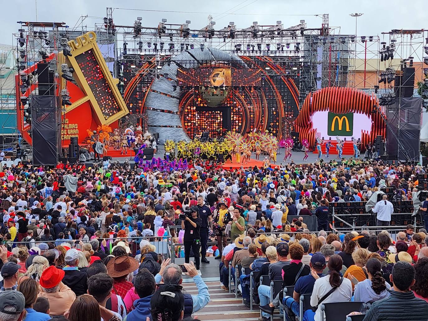 Fotos: El ritmo y el color marcan el pasacalles del carnaval de Las Palmas de Gran Canaria