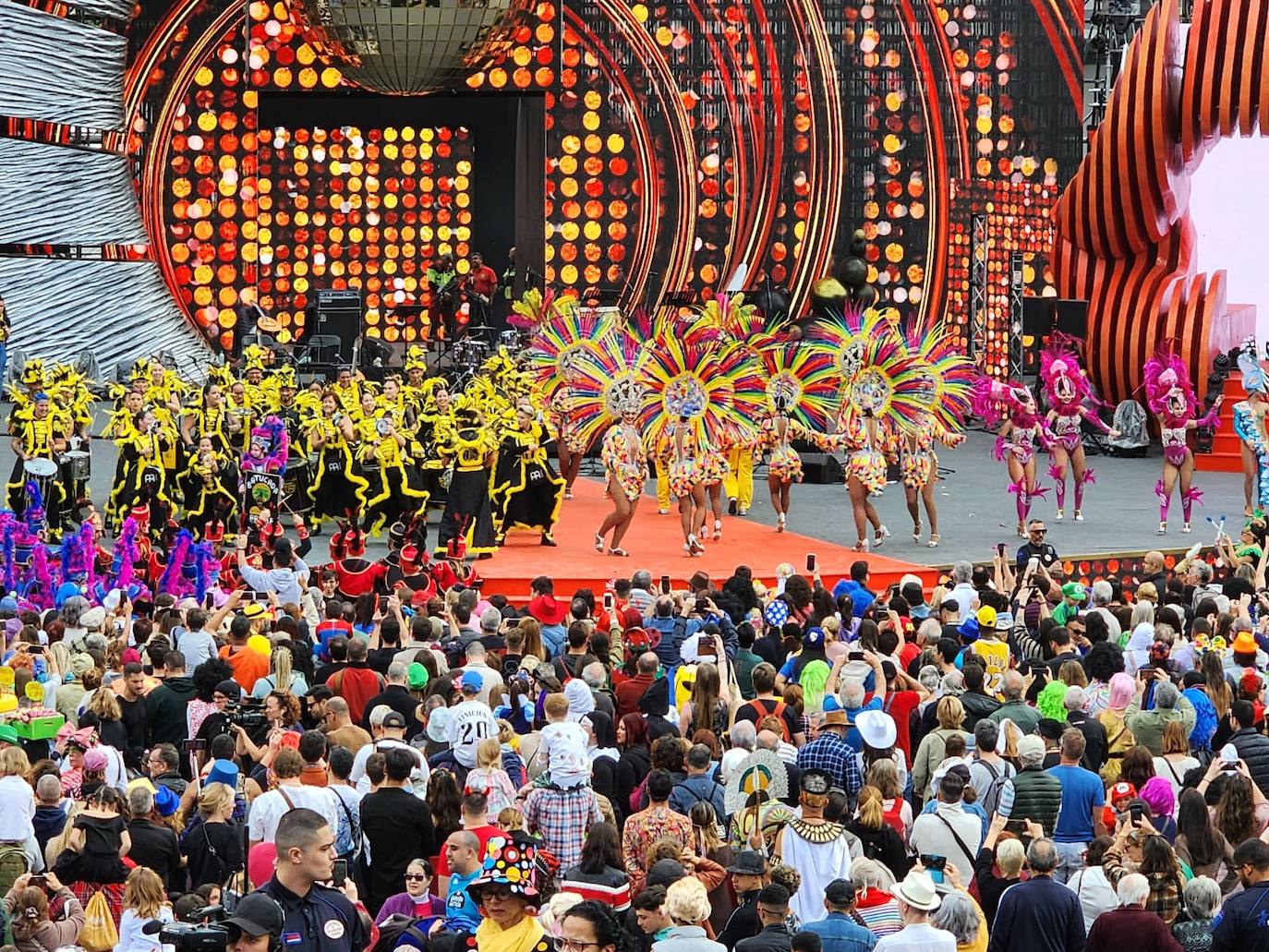 Fotos: El ritmo y el color marcan el pasacalles del carnaval de Las Palmas de Gran Canaria
