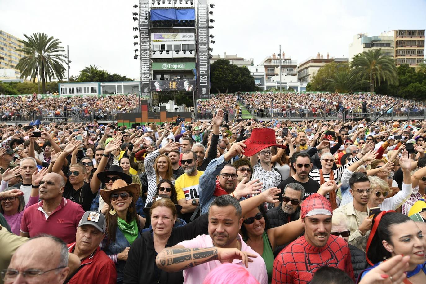 Fotos: El ritmo y el color marcan el pasacalles del carnaval de Las Palmas de Gran Canaria