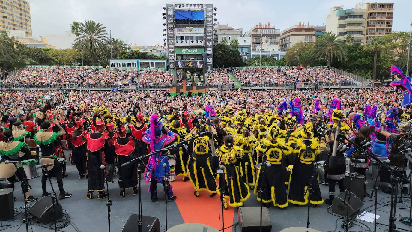 Fotos: El ritmo y el color marcan el pasacalles del carnaval de Las Palmas de Gran Canaria