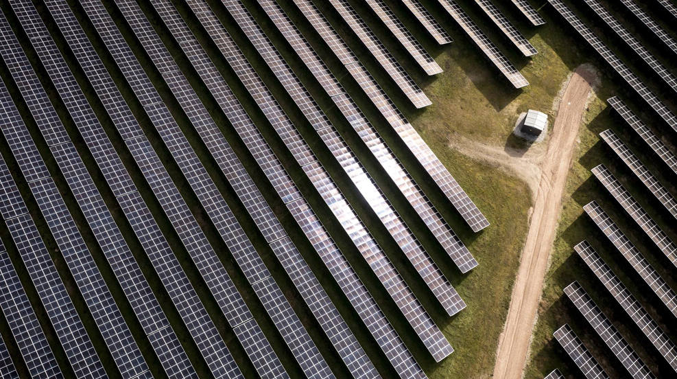 Vista aérea de varios paneles solares en las inmediaciones de la localidad danesa de Hjolderup. Se trata del parque de energía solar más grande del norte de Europa, y está en proceso de construcción por parte de la agencia danesa de energía. 