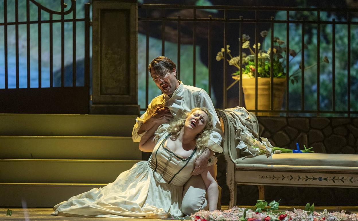 Saioa Hernández y Jonathan Tetelman, en una escena de 'Fedora'. 