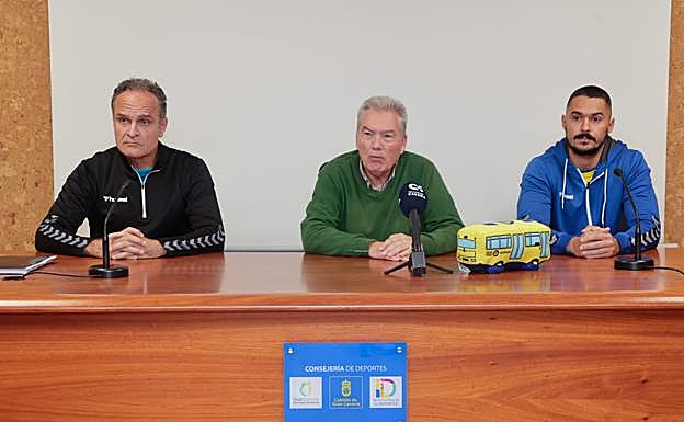 Entrenador, presidente y jugador del CV Guaguas, durante la rueda de prensa de hoy en el CID. 