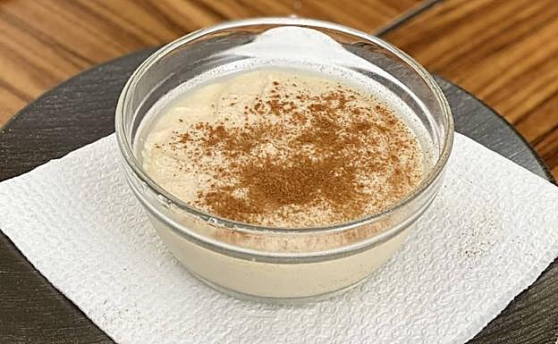 Imagen principal - Natilla de galleta con caramelo, Flan de café y yogur griego con frutos secos y mil de palma