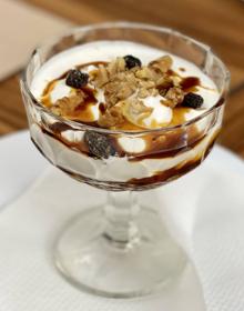 Imagen secundaria 2 - Natilla de galleta con caramelo, Flan de café y yogur griego con frutos secos y mil de palma