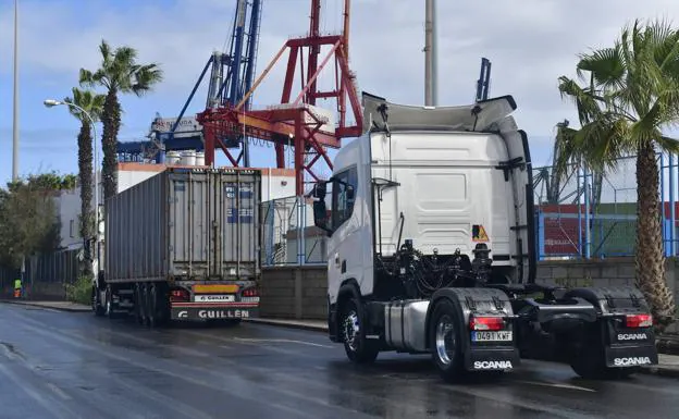 Imagen de archivo de dos camiones desplazándose por la capital grancanaria. 