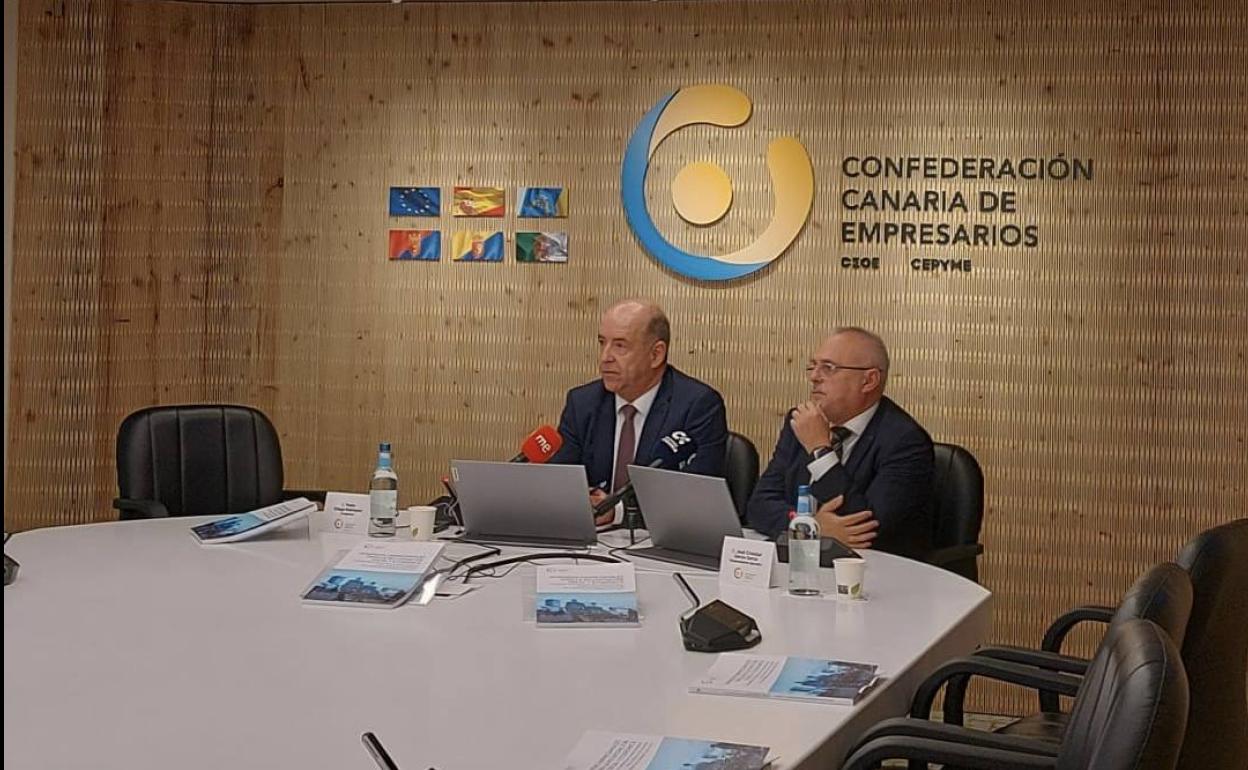 El presidente de la CCE, Pedro Ortega, y el vicepresidente, José Cristóbal García, en la rueda de prensa. 