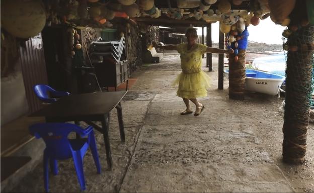 Bajo el techo de boyas y jallos, Pepe El de Kina baila en la soledad de Jacomar. 