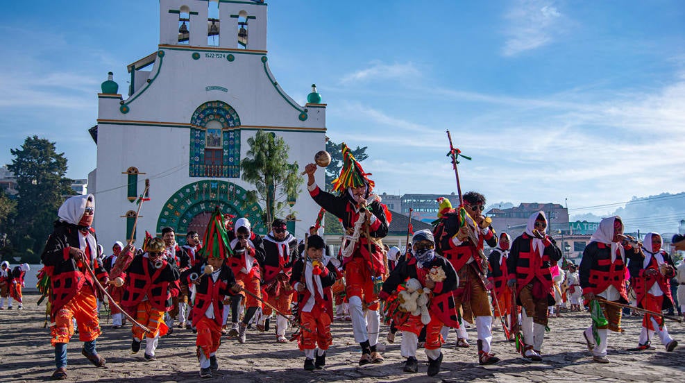 Indígenas tzotziles se preparan para participar en el carnaval "Festival de los juegos", en la comunidad de San Juan Chamula en el estado de Chiapas (México). 