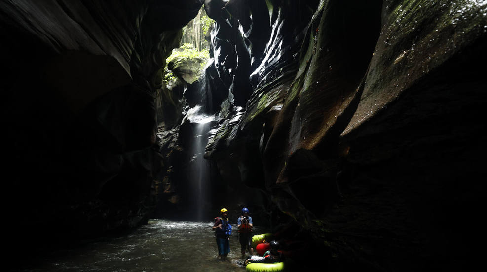 Turistas navegan por el cañón del río Guape en La Uribe, departamento del Meta (Colombia). En las montañas que rodean La Uribe, donde hace una década se escuchaban bombardeos y disparos entre el Ejército colombiano y las FARC, ahora reina el trino ahogado de los pájaros cuando irrumpen los turistas en flotadores deslizándose por los rápidos y meandros del río Guape. 