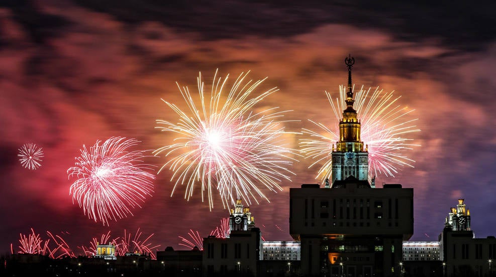 Fuegos artificiales iluminan el cielo del edificio de la Universidad de Moscú, en Moscú, Rusia, donde se celebra el Día del Defensor de la Patria en Rusia, Bielorrusia, Kirguistán, y Tayikistán marcando la fecha en 1918 cuando se llevó a cabo el primer reclutamiento masivo en el Ejército Rojo en Moscú y Petrogrado durante la Guerra Civil del país y la guerra contra el emperador alemán. 