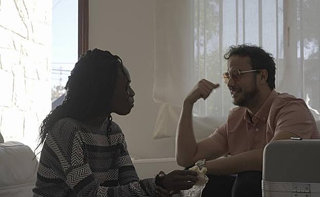 La actriz Diarra Diouf y Armando Ravelo, durante el rodaje. 