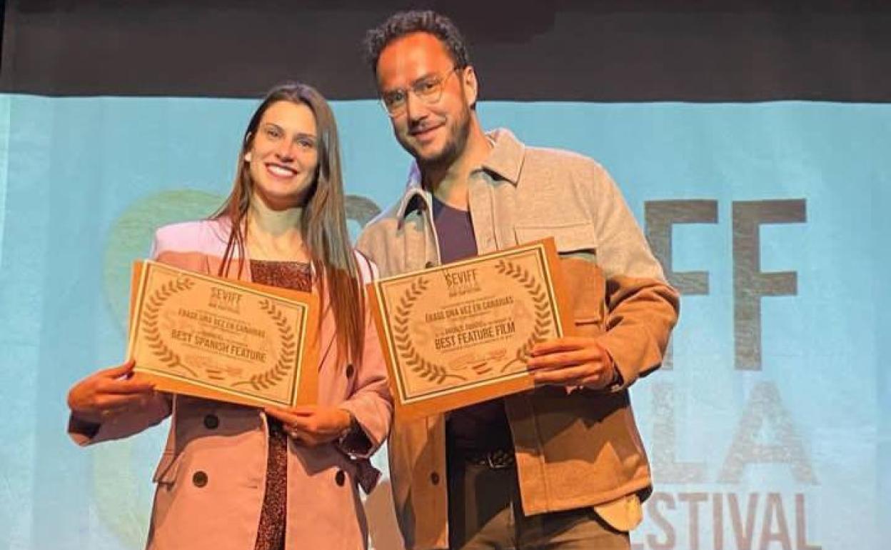 Elisa Cano y Armando Ravelo recogen el premio en Sevilla. 