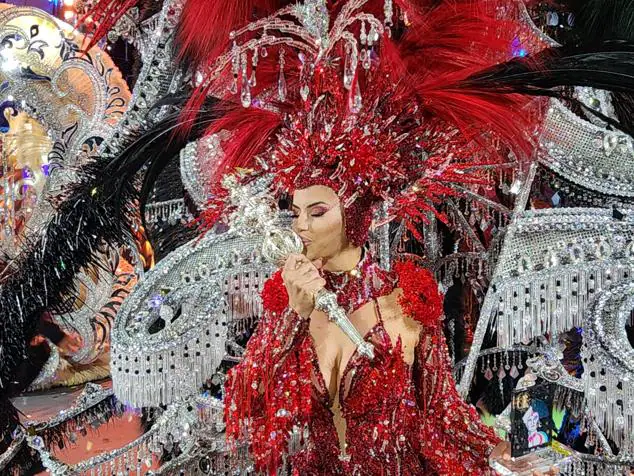 Reina del Carnaval de 'Studio 54': Lola Ortiz Luque. Tapicería Peñate. Con el diseño de Sergio León Ortega y Josep López Martí, 'Perfidia de amor'