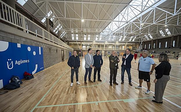 Un momento de la visita al pabellón de Antonio Morales y Óscar Hernández. 