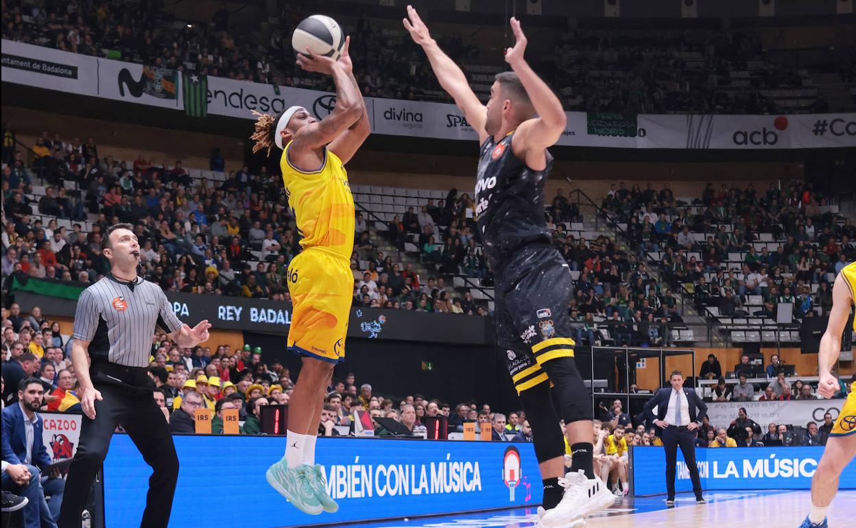 Albicy intenta superar la oposición de Shermadini en el duelo de cuartos de la Copa del Rey. 