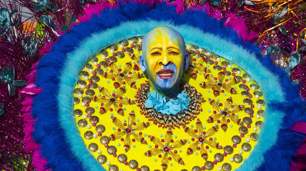 Integrantes de comparsas participan en el desfile del Carnaval de Santo Domingo 2023, en la avenida del malecón (República Dominicana). Aunque el sol caribeño no es el mejor aliado del maquillaje y las recias y brillantes telas de los disfraces típicos del carnaval, integrantes de ochenta comparsas desfilaron con toda la ilusión por el malecón de Santo Domingo.