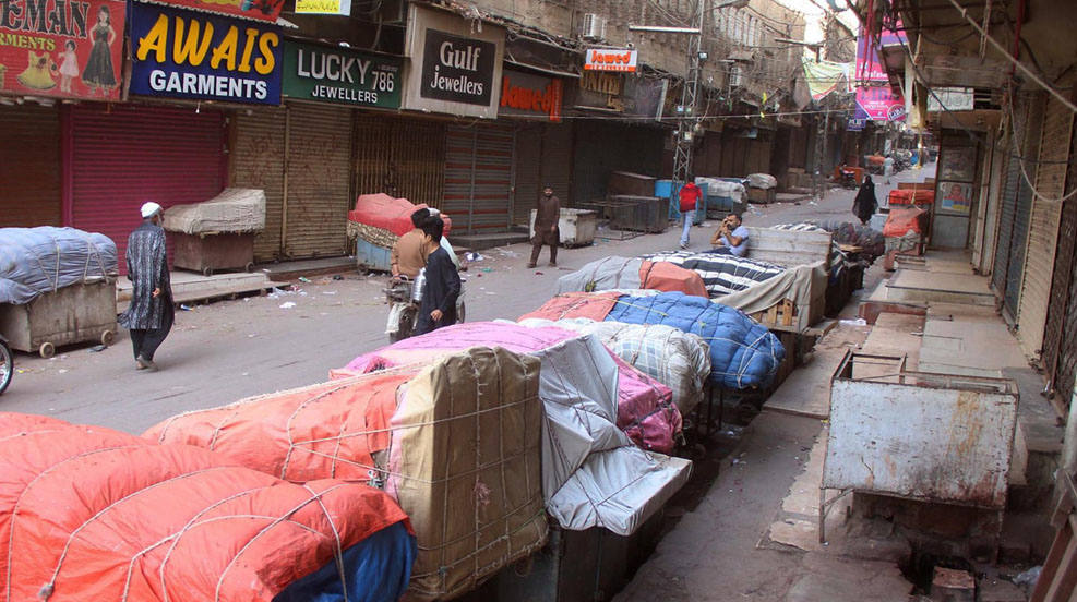 Unas pocas personas caminan en un mercado cerrado después de que el partido político Tehreek-e-Labbaik Pakistan (TLP) convocara a los comerciantes a una huelga de cierre para protestar contra la inflación, en Hyderabad, Pakistán. El país con problemas de liquidez está luchando para cumplir con las duras condiciones del Fondo Monetario Internacional (FMI) 