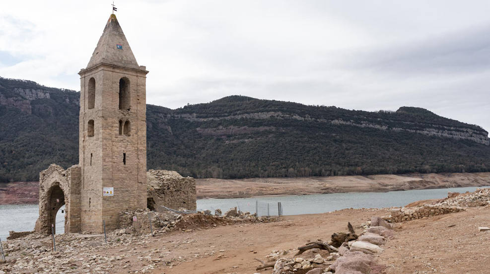 Aspecto del pantano de Sau, tras conocerse que laa Generalitat estudia vaciar el embalse de Sau y trasvasarlo al de Susqueda con el fin de aprovechar al máximo el agua de ese pantano ante la severa sequía y no descarta aplicar restricciones en el suministro doméstico a finales de año, si en los próximos meses no llueve lo suficiente.