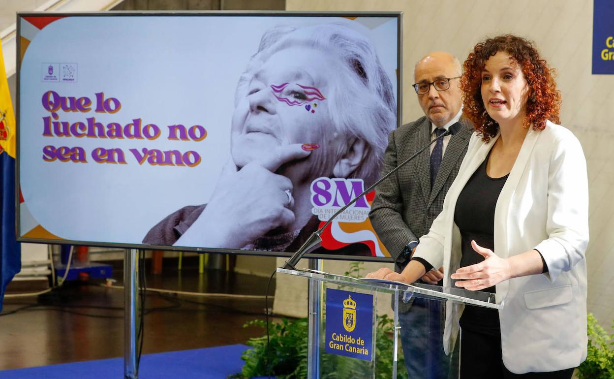 El presidente del Cabildo de Gran Canaria, Antonio Morales y la consejera de Igualdad, Sara Ramírez, en la presentación de la campaña del Cabildo para el 8M. 