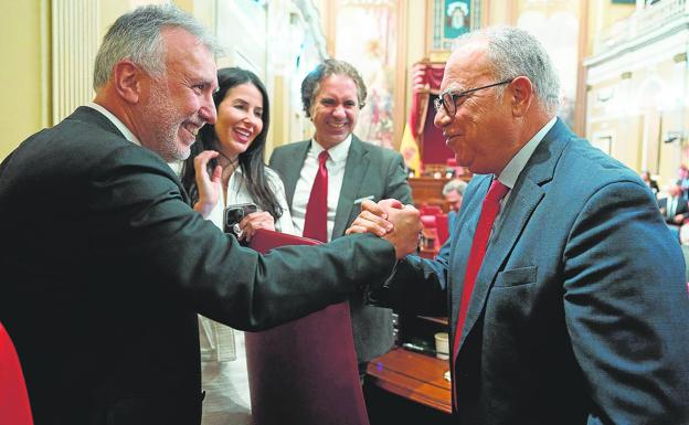 Casimiro Curbelo y el presidente se saludan en presencia del resto de diputados de ASG. 