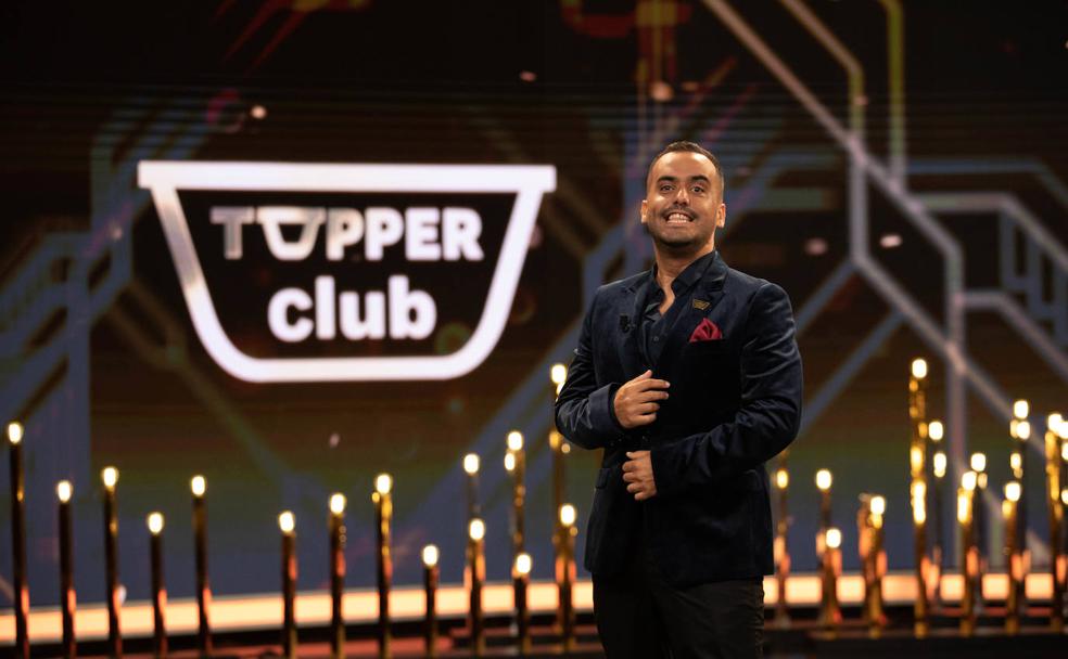 Kike Pérez posa como presentador del nuevo programa de Televisión Canaria 'Tupper Club'. 