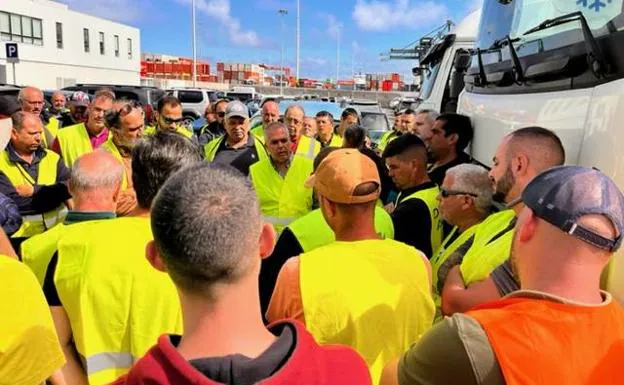 Imagen de la asamblea de esta mañana en el puerto en la que se ha decidido ir a Presidencia a protestar. Juan Carlos Martel y Roberto Jerez, en primer término. 