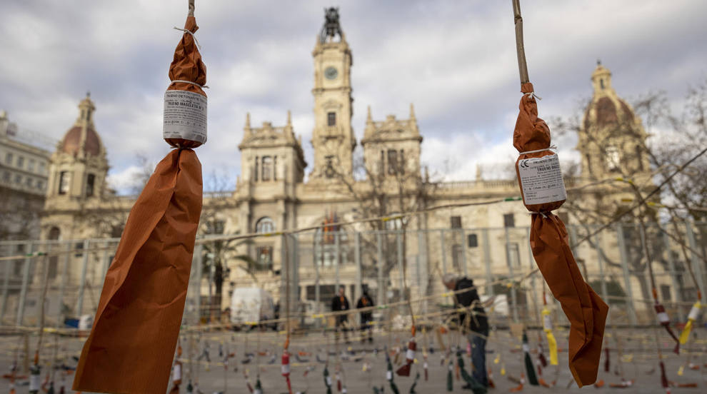 La plaza del Ayuntamiento de València acoge la primera mascletà de las Fallas 2023, que hasta el domingo 19 se prevén multitudinarias tras decaer todas las medidas anticovid y concluir sus cinco días grandes en fin de semana, a lo que se une la probable llegada masiva de visitantes madrileños al ser festivo en su comunidad el lunes 20.EFE/ Biel Aliño