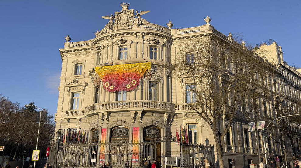 La fachada de la Casa de América, engalanada con la obra "La revolución de las mariposas" del artista argentino Andrés Paredes, que forma parte de la programación del proyecto "Conexión: Buenos Aires-Madrid", presentado este miércoles en la capital española. 