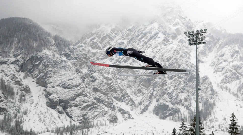 Andreas Wellinger de Alemania en acción durante la sesión de entrenamiento antes de la competición de Salto de Esquí Masculino HS 138 en el Campeonato Mundial de Esquí Nórdico FIS en Planica, Eslovenia. 