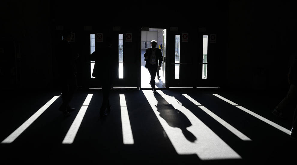 Un visitante en el Congreso Mundial de Móviles (MWC), en la que las tecnológicas apuran el tiempo para mostrar sus novedades. 