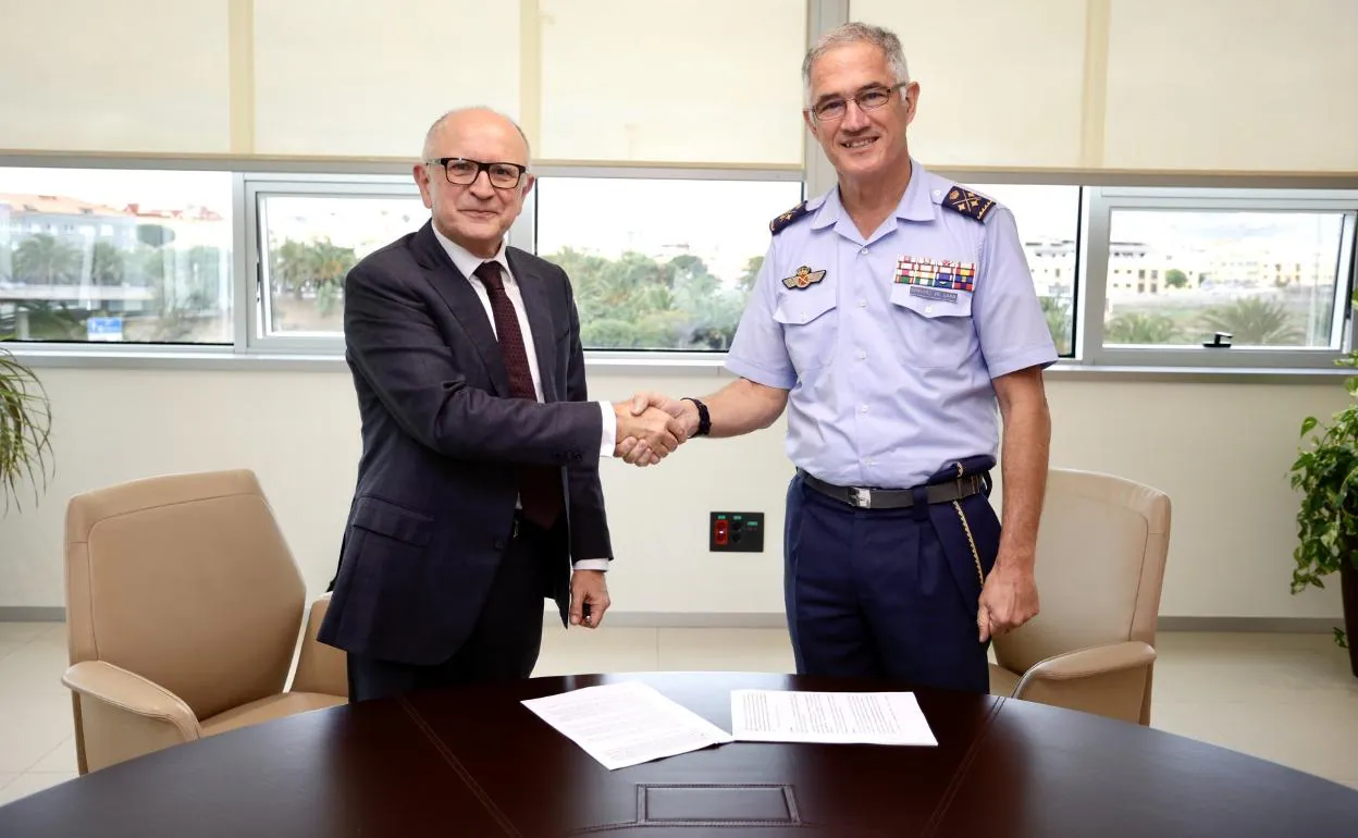 El presidente de Binter con el teniente general del Mando Aéreo de Canarias, en la firma del convenio. 