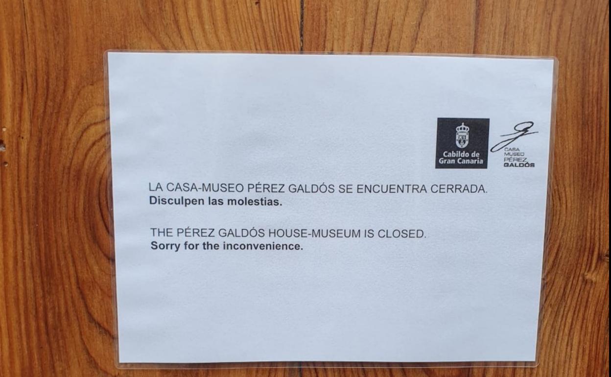 Cartel que indica en la puerta el cierre de la Casa-Museo. 