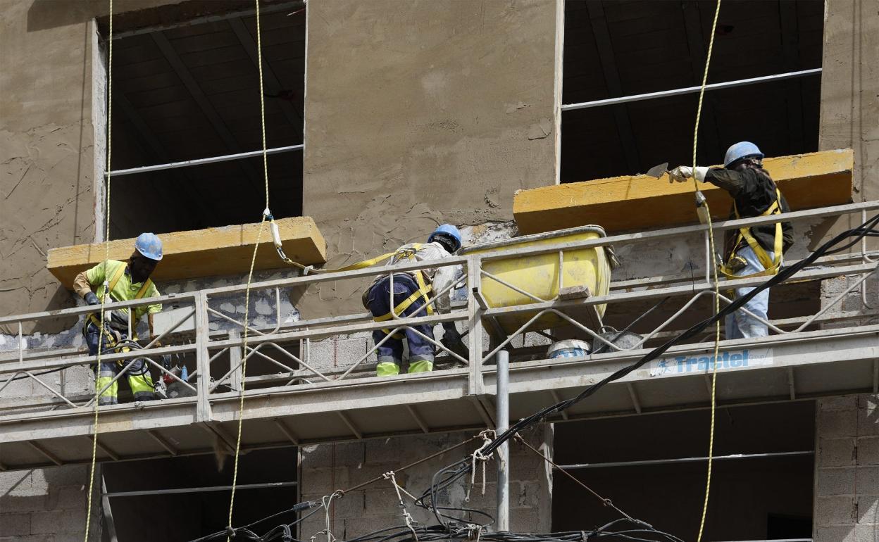 Viviendas en construcción en Canarias. La subida del euríbor tampoco ayuda al mercado según la tipología de vivienda y los potenciales compradores. C7