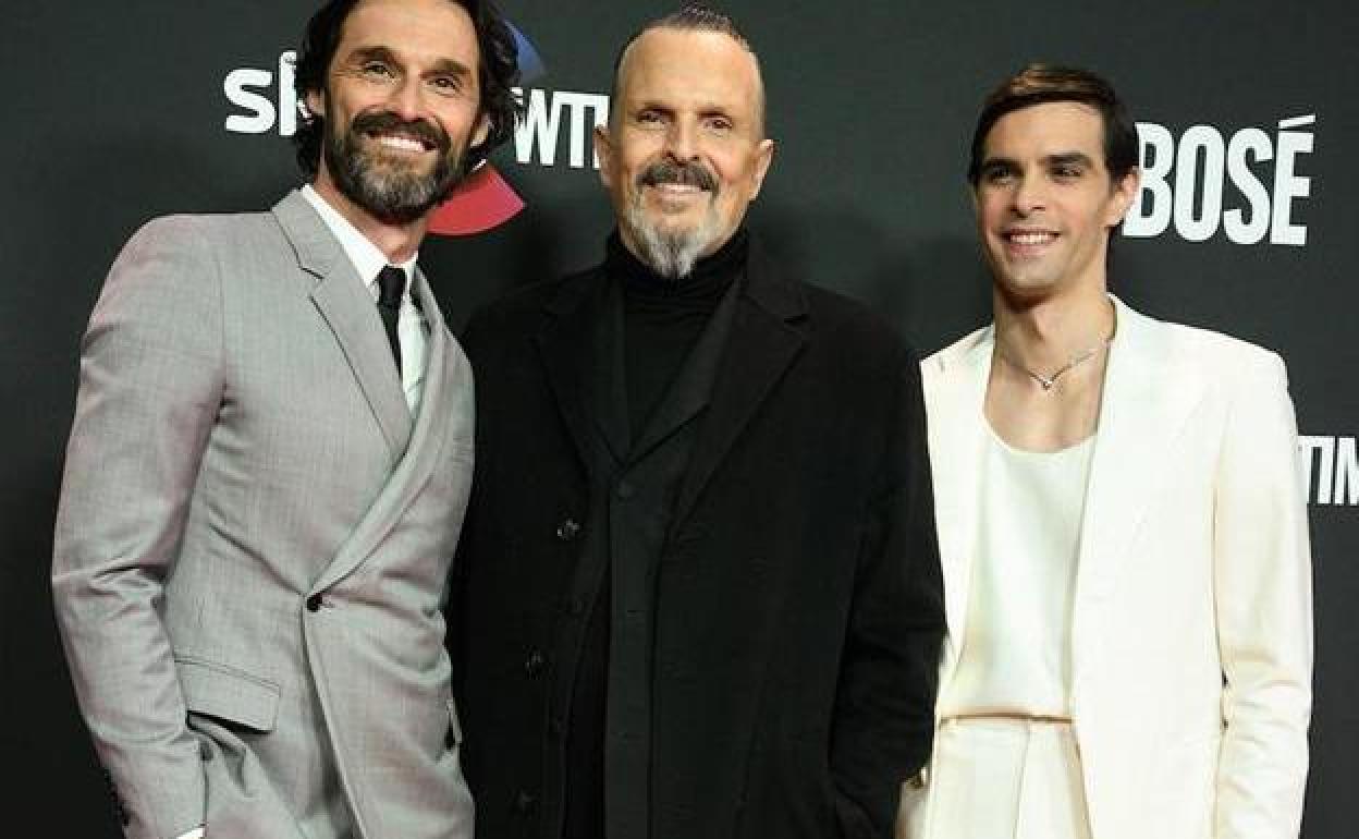 Iván Sánchez, Miguel Bosé y José Pastor, durante la presentación de la serie.