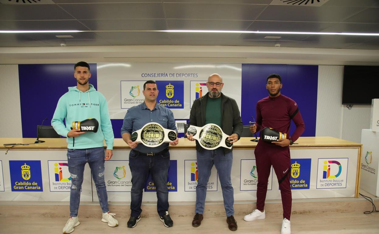 Los peleadores Alberto Méndez y Aixay Hernández, junto a Néstor Navarro y Aridany Romero.
