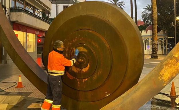 'La espiral del viento' luce sin las pintadas de un vándalo