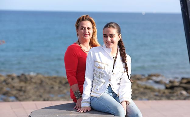 Sadin, con su madre, Turia Belghazi. 